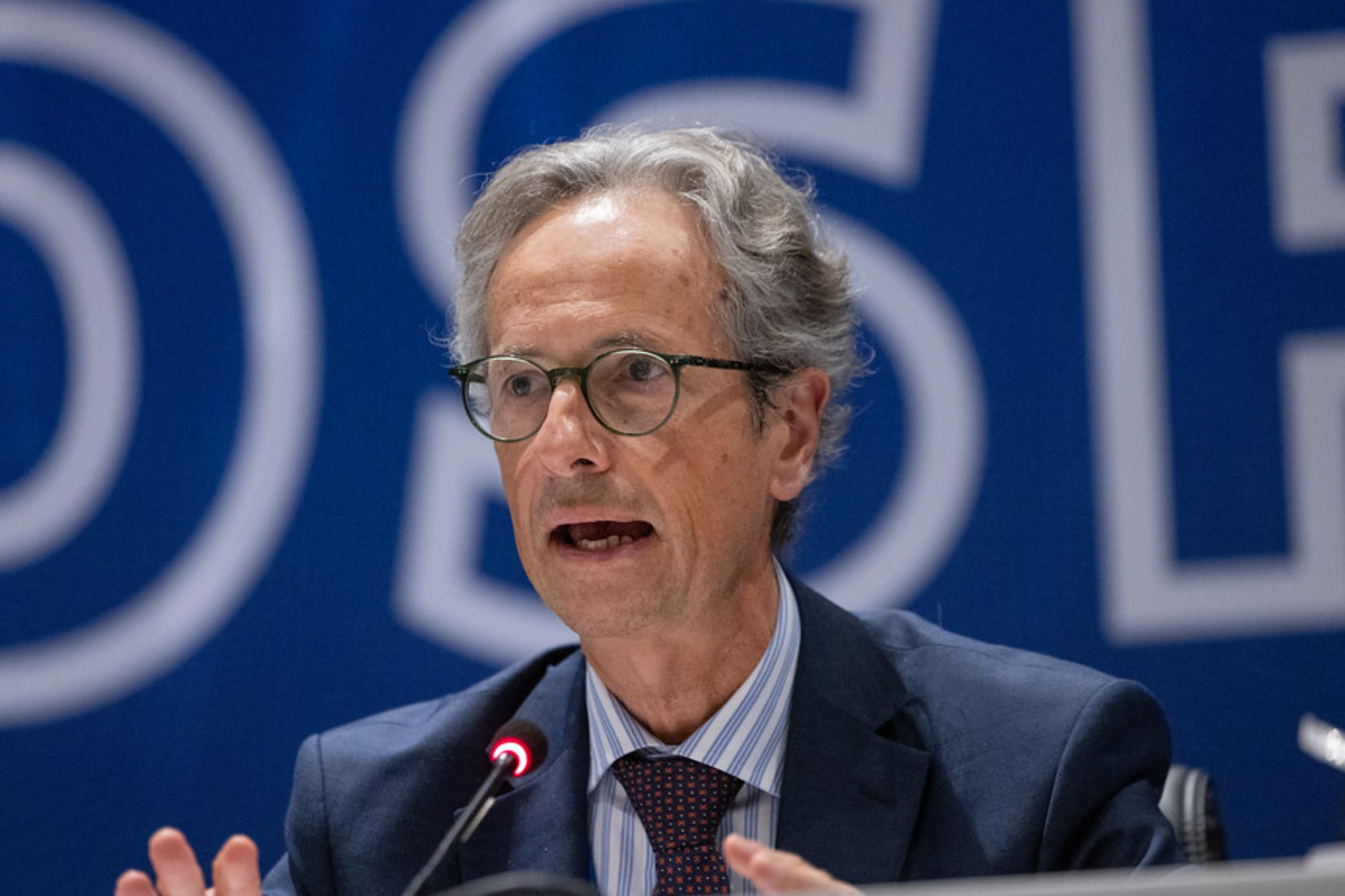 Presidente da Transparência Internacional: IA fortalece combate à corrupção, mas uso em fake news ameaçam democracias