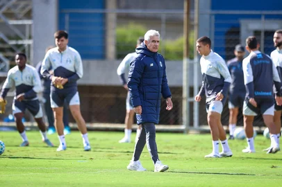 Lucas Uebel / Grêmio,Divulgação O técnico Luís Castro comanda treino do Grêmio no CT Luiz Carvalho.<!-- NICAID(16287759) -->