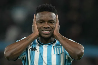 Racing's Colombian forward Johan Carbonero celebrates after scoring during the Copa Sudamericana round of 16 second leg football match between Argentina's Racing and Chile's Huachipato at the Presidente Peron stadium in Avellaneda, Buenos Aires Province, on August 20, 2024. (Photo by JUAN MABROMATA / AFP)Editoria: SPOLocal: AvellanedaIndexador: JUAN MABROMATASecao: soccerFonte: AFPFotógrafo: STF<!-- NICAID(15950286) -->
