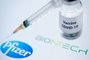 (FILES) In this file photo taken on November 23, 2020 This illustration picture taken on November 23, 2020 shows a bottle reading "Vaccine Covid-19" and a syringe next to the Pfizer and Biontech logo. - Britain on December 2, 2020 became the first country to approve Pfizer-BioNTech's Covid-19 vaccine for general use and said it would be introduced next week. (Photo by JOEL SAGET / AFP)Editoria: HTHLocal: ParisIndexador: JOEL SAGETSecao: diseaseFonte: AFPFotógrafo: STF<!-- NICAID(14659604) -->