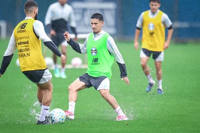 Treino GremioRS - FUTEBOL/ TREINO GREMIO 2026 - ESPORTES - Jogadores do Gremio realizam treino tÃ©cnico durante a manha desta terca-feira, no CT Luiz Carvalho, na preparaÃ§Ã£o para partida valida pelo Campeonato Brasileiro 2026. FOTO: LUCAS UEBEL/GREMIO FBPAEditoria: SPOLocal: Porto AlegreIndexador: Lucas UebelSecao: futebolFonte: Gremio.netFotógrafo: Treino Gremio<!-- NICAID(16376183) -->