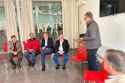 Em Caxias para o lançamento do Observatório de Turismo da Serra Gaúcha, o secretário estadual do Turismo, Ronaldo Santini, visitou o bairro Galópolis a convite do deputado estadual Carlos Búrigo (MDB). A agenda incluiu reunião no Instituto Hércules Galló com o prefeito Adiló Didomenico, o empreendedor José Galló e a assessora regional da subchefia do interior da Casa Civil, Paula Ioris.O encontro tratou da busca por recursos estaduais para a revitalização do antigo Lanifício Sehbe.<!-- NICAID(16080826) -->