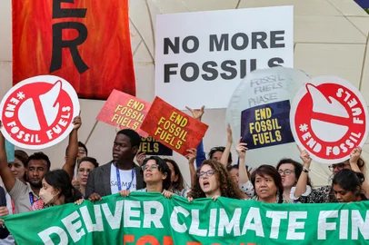 Attendees walk outsaide during the United Nations' COP28 climate talks at Expo City in Dubai on December 12, 2023. (Photo by Giuseppe CACACE / AFP)Editoria: ENVLocal: DubaiIndexador: GIUSEPPE CACACESecao: global changeFonte: AFPFotógrafo: STR<!-- NICAID(15623259) -->