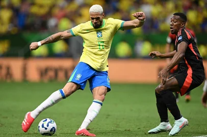 Brazil's midfielder #17 Joelinton and Colombia's defender #02 Carlos Cuesta fight for the ball during the 2026 FIFA World Cup South American qualifiers football match between Brazil and Colombia, at the Mane Garrincha stadium in Brasilia, on March 20, 2025. (Photo by EVARISTO SA / AFP)<!-- NICAID(16004544) -->