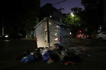 Porto Alegre, RS, Brasil, 19-05-2023: Conteiner de lixo orgânico e rejeito na avenida Jeronimo de Ornelas. Foto: Mateus Bruxel / Agência RBS<!-- NICAID(15432845) -->