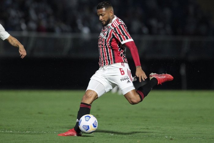 São Paulo empaca em negociação com atacante do Inter e ganha a