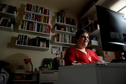 CAXIAS DO SUL, RS, BRASIL, 12/03/2019A escritora Maya Folks, fala sobre seu novo livro "Poemas para ler no front". (Lucas Amorelli/Agência RBS)<!-- NICAID(13992119) -->