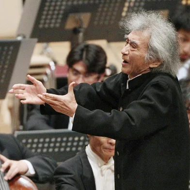 (FILES) This file photo taken on September 5, 2010 shows Japanese conductor Seiji Ozawa (R) directing an orchestra during the Saito Kinen Festival in Matsumoto, central Japan. Media reports said on February 9, 2024 that Japanese star conductor Seiji Ozawa has died at the age of 88. (Photo by JIJI PRESS / AFP) / Japan OUTEditoria: ACELocal: MatsumotoIndexador: STRSecao: musicFonte: JIJI PRESSFotógrafo: STR<!-- NICAID(15674338) -->