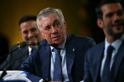 Brazil's football team new head coach, Italian Carlo Ancelotti (C) gestures next to the president of the Brazilian Football Confederation (CBF) Samir Xaud during his official presentation at a hotel in Barra da Tijuca neighbourhood, Rio de Janeiro, Brazil, on May 26, 2025. (Photo by Mauro PIMENTEL / AFP)Editoria: SPOLocal: Rio de JaneiroIndexador: MAURO PIMENTELSecao: soccerFonte: AFPFotógrafo: STF<!-- NICAID(16046105) -->