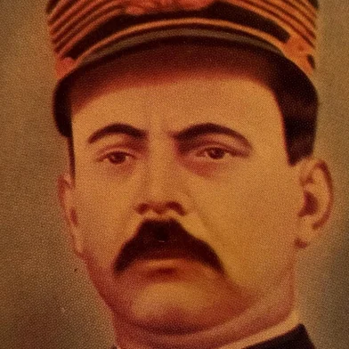 Primeiro comandante-geral da Brigada Militar (BM), Joaquim Pantaleão Telles de Queiroz. Esteve à frente da corporação entre 1892 e 1896. Ele também foi marechal do Exército Brasileiro.Queiroz nasceu em Porto Alegre, em 11 de agosto de 1857. Era filho de Amélia da Silva Telles e do capitão da Guarda Nacional Jaime da Silva Telles (1837–1868), que morreu de cólera-morbus na Guerra do Paraguai.Familiares do primeiro comandante-geral da BM foram homenageados em ruas do bairro Petrópolis: Rua Jaime Teles (pai), Rua Amélia Teles (mãe) e Rua Perpétua Teles (esposa). Joaquim Pantaleão Telles de Queiroz tinha o mesmo nome de um tio paterno, militar que morreu em batalha na Guerra do Paraguai, o que gera muitas confusões.O tio, que já foi homenageado na Rua Pantaleão Telles (atual Rua Washington Luiz), é lembrado hoje na Praça Major Joaquim de Queiroz, no bairro Santana. João Batista da Silva Telles, outro tio, dá nome à Rua General João Telles, entre os bairros Independência e Bom Fim.<!-- NICAID(16254272) -->