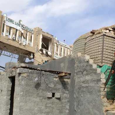 A Pakistani soldier stands guard at the Pakistan-Afghanistan border in Chaman on February 27, 2026, following overnight cross-border firing between the two countries. Pakistan bombed major cities in Afghanistan including the capital Kabul on February 27, with Islamabad's defence minister declaring the neighbours at "open war" following months of tit-for-tat clashes. Pakistan's latest operation came after Afghan forces attacked Pakistani border troops on February 26 night in retaliation for earlier air strikes by Islamabad. (Photo by Abdul BASIT / AFP)<!-- NICAID(16234126) -->