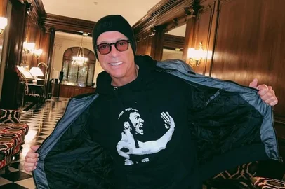Jean-Claude Van Damme é um ator, cineasta e ex-lutador de artes marciais conhecido por filmes de ação como O Grande Dragão Branco, Kickboxer e Street Fighter.<!-- NICAID(16009487) -->