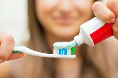 A higiene bucal é um procedimento rotineiro aparentemente simples, mas que precisa receber uma atenção especial. Os mitos sobre a escovação correta vão desde a frequência com que devemos limpar os dentes até qual a escova mais adequada. A falta de informação, muitas vezes, leva pessoas a cometerem deslizes que, por mais insignificantes que possam parecer, acabam por comprometer a saúde da boca.<!-- NICAID(11340915) -->