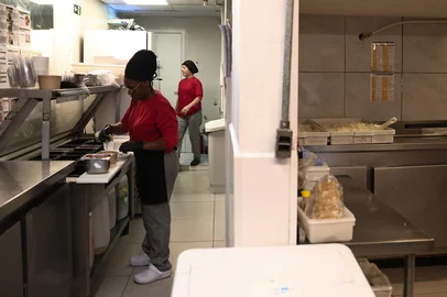PORTO ALEGRE, RS, BRASIL, 14-08-2025: Novo modelo de negócio gastronomico conhecido como Dark Kitchens. Os estabelecimentos possuem cozinhas que produzem refeições apenas para delivery e de diferentes menus no mesmo local. Foto: Jonathan Heckler/Agência RBS<!-- NICAID(16101684) -->