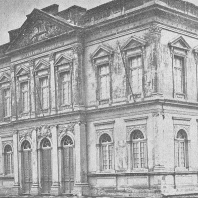 O prédio da primeira sede do Banrisul, onde também funcionava judiciário e Secretaria da FazendaDeu lugar ao Palácio da JustiçaFoto publicada em 1935<!-- NICAID(15537055) -->