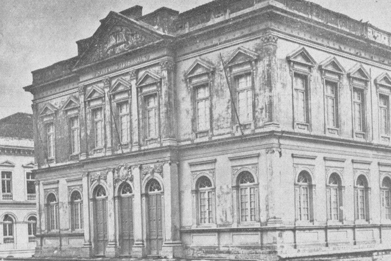 O prédio da primeira sede do Banrisul, onde também funcionava judiciário e Secretaria da FazendaDeu lugar ao Palácio da JustiçaFoto publicada em 1935<!-- NICAID(15537055) -->