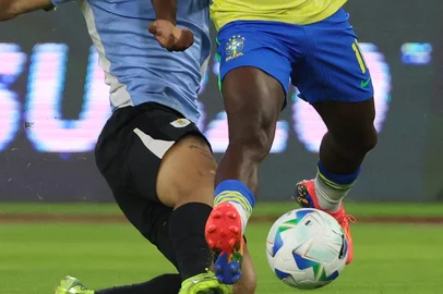 Brazil's forward #11 Nathan Ribeiro and Uruguay's midfielder #17 Mauro Zalazar fight for the ball during the 2025 South American U-20 football championship final round match between Uruguay and Brazil at the Brígido Iriarte stadium in Caracas on February 4, 2025. (Photo by Edixon GAMEZ / AFP)<!-- NICAID(15969261) -->