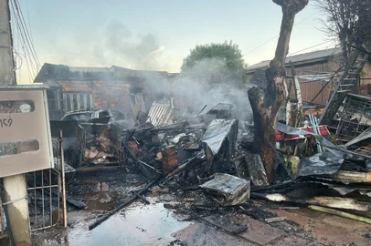 Um incêndio destruiu uma casa de madeira em Novo Hamburgo na manhã desta segunda-feira<!-- NICAID(16029859) -->