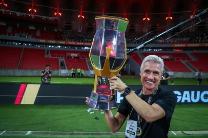 RS - FUTEBOL/CAMPEONATO GAUCHO 2026 /GRENAL 451 - ESPORTES - Lance da partida entre Gremio e Internacional disputada na noite deste domingo, no EstÃ¡dio Beira-Rio, em partida valida pela grande decisÃ£o do pelo Campeonato Gaucho 2026. FOTO: LUCAS UEBEL/GREMIO FBPA<!-- NICAID(16241077) -->