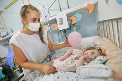 PORTO ALEGRE, RS - 18/11/2021 - Hellena da Silva Smaniotto, internada desde o nascimento, em 13/1, prematura, ficou internada por necessidade de oxigênio. Em março, teve covid grave, depois várias complicações. Terá alta nesta quinta-feira (18). Irmã gêmea já está em casa. Família é de Riozinho. Na imagem, a criança e sua mãe, Aline O. da Silva. FOTO: Lauro Alves / Agência RBS<!-- NICAID(14944340) -->