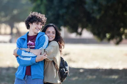 Eduardo e Mônica chega aos cinemas nacionais, com Alice Braga e Gabriel Leone nos papéis principais<!-- NICAID(14994097) -->