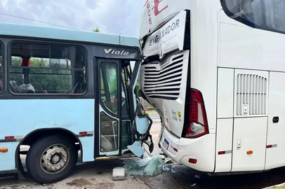 Uma colisão entre dois ônibus deixou sete passageiros feridos na Avenida Farrapos, próximo ao cruzamento com a Rua 25 de Fevereiro. Um dos veículos estava a serviço do DMLU e da Cootravipa. <!-- NICAID(16214904) -->