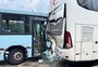 Colisão entre ônibus com garis e veículo de excursão deixa sete feridos em Porto Alegre