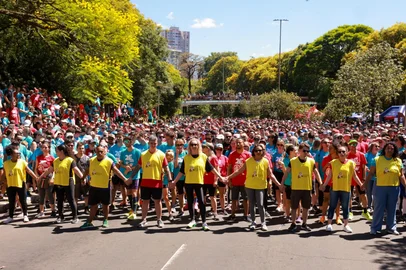Um mar de camisetas coloridas vai tomar conta do Parque Moinhos de Vento, em Porto Alegre, no dia 28 de setembro. A 27ª edição da Corrida para Vencer o Diabetes que, neste ano, realiza a largada às 9h30, e não mais às 10h — como costumava ser nas edições anteriores —, promete reunir mais de cinco mil pessoas em uma manhã que une atividade física, solidariedade e conscientização sobre uma das doenças crônicas mais desafiadoras da infância: o diabetes tipo 1.<!-- NICAID(16127121) -->