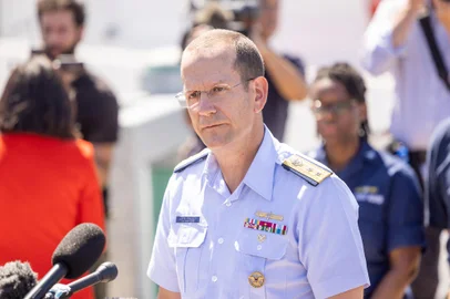 U.S. Coast Guard Briefs The Media On Search Efforts For The Missing Submarine Near TitanicBOSTON, MASSACHUSETTS - JUNE 22: Rear Adm. John Mauger, the First Coast Guard District commander, gives an update on the search efforts for five people aboard a missing submersible approximately 900 miles off Cape Cod, on June 22, 2023 in Boston, Massachusetts. Remnants believed to be of the Titan submersible were found approximately 1,600 feet from the bow of the Titanic on the sea floor, according to the US Coast Guard, and all five occupants are believed to be dead.   Scott Eisen/Getty Images/AFP (Photo by Scott Eisen / GETTY IMAGES NORTH AMERICA / Getty Images via AFP)Editoria: DISLocal: BostonIndexador: SCOTT EISENSecao: transport accidentFonte: GETTY IMAGES NORTH AMERICAFotógrafo: CONTRIBUTOR<!-- NICAID(15463753) -->