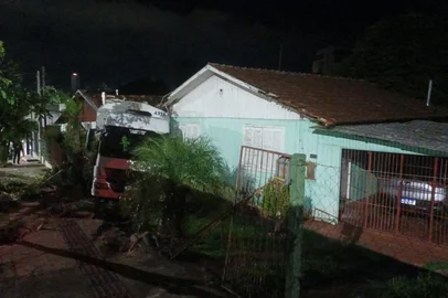 Imagens de caminhão que colidiu contra casa em Erechim.<!-- NICAID(16267867) -->