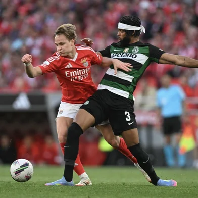 Sporting Lisbon's Dutch defender #03 Jerry St. Juste (R) vies for the ball with Benfica's Norwegian forward #21 Andreas Schjelderup during the Portuguese League football match between SL Benfica and Sporting CP at Estadio da Luz in Lisbon, on May 10, 2025. (Photo by Patricia DE MELO MOREIRA / AFP)<!-- NICAID(16034579) -->