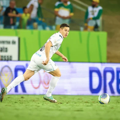RS - FUTEBOL/CAMPEONATO BRASILEIRO 2024/GREMIO X CUIABA  - ESPORTES - Lance da partida entre Gremio e Cuiaba disputada na tarde deste sabado, na Arena Pantanal, em Cuiaba, em partida valida pela Campeonato Brasileiro 2024. FOTO: LUCAS UEBEL/GREMIO FBPA<!-- NICAID(15837771) -->