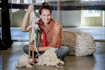 A artista plástica Cristina Lisot vai orientar a Oficina Tricot Sem Receita no próximo dia 22 (terça-feira), às 18h30min, na Casa Paralela. A atividade é direcionada aos interessados em diversificar caminhos de criação com essa técnica têxtil manual e marca o início do Projeto Jardim de Roccas, aprovado no edital FAC Visual de 2021.<!-- NICAID(15266801) -->