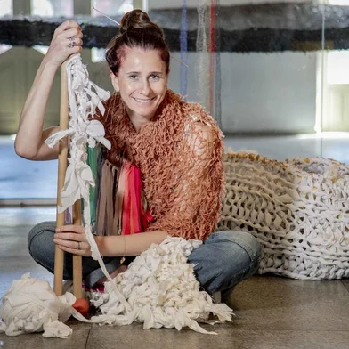 A artista plástica Cristina Lisot vai orientar a Oficina Tricot Sem Receita no próximo dia 22 (terça-feira), às 18h30min, na Casa Paralela. A atividade é direcionada aos interessados em diversificar caminhos de criação com essa técnica têxtil manual e marca o início do Projeto Jardim de Roccas, aprovado no edital FAC Visual de 2021.<!-- NICAID(15266801) -->