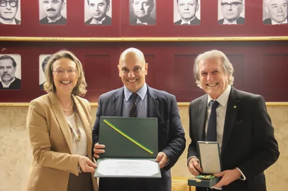 Em visita ao Supremo Tribunal Federal (STF), a deputada Maria do Rosário (PT) entregou a Medalha do Mérito Legislativo ao ministro Alexandre de Moraes. A honraria foi indicada pelo deputado Luciano Bivar (União Brasil-PE), e entregue ao magistrado como "um reconhecimento da Câmara dos Deputados por sua contribuição à justiça e à defesa da democracia".<!-- NICAID(15928817) -->