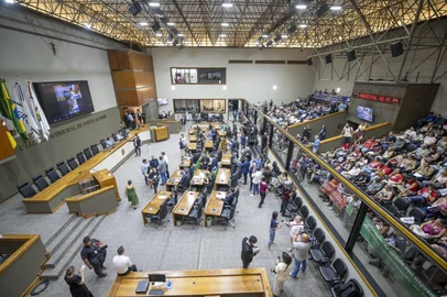 São votados nesta quinta-feira (23) os três projetos finais do pacote do prefeito de Porto Alegre, Sebastião Melo (MDB). Os vereadores decidirão se são favoráveis ou contrários à proposta que extingue a Fundação de Assistência Social e Cidadania (Fasc) e a transforma em secretaria. <!-- NICAID(15960260) -->