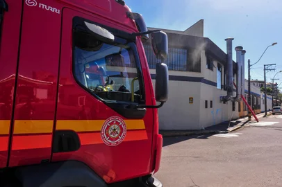 CAXIAS DO SUL, RS, BRASIL, 15/05/2023. Incêndio em restaurante em Caxias Do Sul. (Neimar De Cesero/Agência RBS)Indexador: NEIMAR DE CESERO<!-- NICAID(15428643) -->