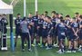 Com susto de Bitello, Roger comanda treino tático e encaminha time do Grêmio para encarar o Náutico