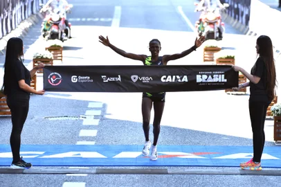 CORRIDA INTERNACIONAL SÃO SILVESTRE 2024SP - SÃO/SILVESTRE/2024 - ESPORTES - Agnes Keino, vencedora da categoria Elite Feminina na 99ª Corrida Internacional de São Silvestre, (São Silvestre 2024) nesta terça feira (31). Disputada na distância de 15 KM, com largada e chegada na Av. Paulista. Corredores de elite do mundo todo, além de milhares de atletas amadores fazem a festa no último dia do ano pelas ruas e avenidas de São Paulo. 31/12/2024 - Foto: ROBERTO CASIMIRO/FOTOARENA/FOTOARENA/ESTADÃO CONTEÚDOEditoria: ESPORTESLocal: SÃO PAULOIndexador: ROBERTO CASIMIROFonte: 2670500Fotógrafo: FOTOARENA<!-- NICAID(15944969) -->
