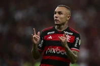 Flamengo's forward Everton (L) celebrates after scoring during the Copa Libertadores group stage second leg football match between Brazil's Flamengo and Bolivia's Bolivar at Maracana Stadium in Rio de Janeiro on May 15, 2024. (Photo by Pablo PORCIUNCULA / AFP)Editoria: SPOLocal: Rio de JaneiroIndexador: PABLO PORCIUNCULASecao: soccerFonte: AFPFotógrafo: STF<!-- NICAID(15951580) -->