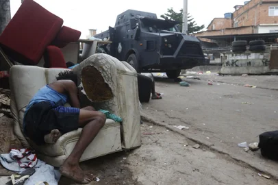 OPERAÇÃO DA POLÍCIA CIVIL NA COMUNIDADE DO JACAREZINHO, ZONA NORTE DO RIO, PARA PRENDER TRAFICANTES QUE ALICIAM MENORES DE IDADE PARA O CRIME, NESTA QUINTA-FEIRA (06).RJ - OPERAÇÃO / JACAREZINHO / COMUNIDADE / MORRO  - GERAL - Operação da Polícia Civil na comunidade do jacarezinho, Zona Norte do Rio, para prender traficantes que aliciam menores de idade para o crime, nesta quinta-feira (06). 06/05/2021 - Foto: REGINALDO PIMENTA/AGÊNCIA O DIA/AGÊNCIA O DIA/ESTADÃO CONTEÚDOEditoria: GERALLocal: RIO DE JANEIROIndexador: REGINALDO PIMENTAFonte: Agência O DiaFotógrafo: AGÊNCIA O DIA<!-- NICAID(14776526) -->