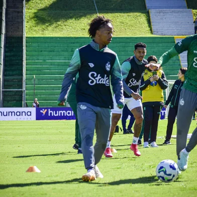 Juventude enfrentou o Mirassol no Estádio Alfredo Jaconi. Na foto, atacante Enio<!-- NICAID(16020543) -->