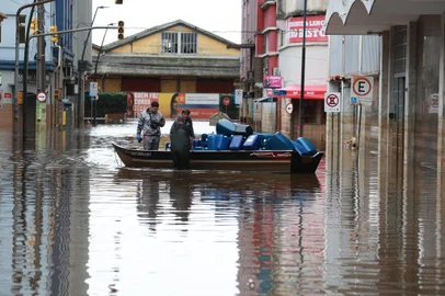 Porto Alegre, RS, Brasil - Como está o centro da capital do Rio Grande do Sul após grande enchente que atingiu a cidade. Trabalhadores tirando bombonas de óleo diesel vazias de dentro do Banrisul. Bombonas são a forma de abastecer geradores à diesel que estão mantendo o Banrisul funcionando.<!-- NICAID(15768243) -->