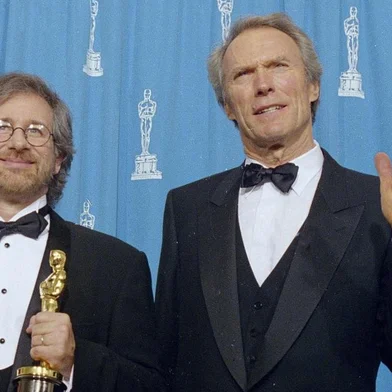 Clint Eastwood e Steven Spielberg, com Harrison Ford, no Oscar de 1994<!-- NICAID(16125168) -->