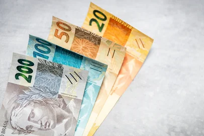 Dinheiro em reais brasileiros. Foto:  Rochu_2008 / stock.adobe.comIndexador: Andrzej RostekFonte: 1315162491Fotógrafo: Brazilian reais money on gray ta<!-- NICAID(16045883) -->