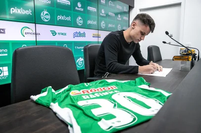 O atacante Rafinha estendeu o período de contrato com o Juventude até 2025.<!-- NICAID(15230851) -->