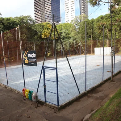 CAXIAS DO SUL, RS, BRASIL, 18/02/2025. Revitalização da quadra de basquete do Parque dos Macaquinhos começou nesta semana em Caxias do Sul. Trabalho é feito pela empresa Hoopers. (Porthus Junior/Agência RBS)<!-- NICAID(15979156) -->