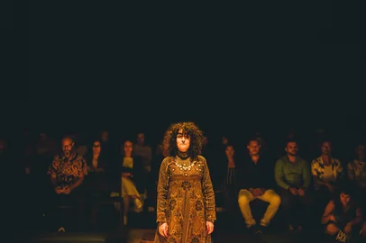 O projeto Arte no Moinho, idealizado pelo Grupo Ueba Produtos Notáveis, segue para o seu último final de semana de programação gratuita no Centro Cultural Moinho da Cascata (Rua Henrique Riboldi, 69, bairro Marechal Floriano), em Caxias do Sul. O projeto teve início em fevereiro, mesclando exibições de peças do repertório do Grupo Ueba aos sábados e de companhias teatrais gaúchas convidadas aos domingos. No final de semana de encerramento, o público poderá conferir diferentes produções que trazem a linguagem, a magia e o encantamento do teatro de rua. No sábado (31/05), às 16h, será apresentada a peça As Aventuras do Fusca à Vela, do Grupo Ueba, voltada ao público de todas as idades.No domingo (1º/06), às 18h, a atração será M.E.D.E.I.A, criação do grupo convidado Tribo de Atuadores Ói Nóis Aqui Traveiz, de Porto Alegre, com classificação indicativa a partir de 14 anos. <!-- NICAID(16046286) -->