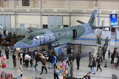 Ronaldo Bernardi / Agencia RBS CANOAS,RS,BRSIL.2026,10,12.Comemoração do,dia criança na Base Aéra de Canoas,com aperesentações de arenoves e equipamentos militares.(RONALDO BERNARDI/GRUPO RBS).<!-- NICAID(16385576) -->
