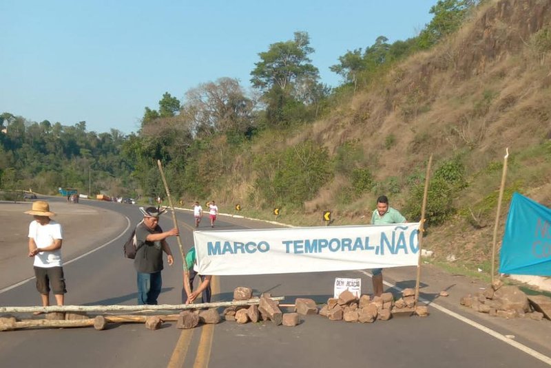Indígenas voltam a bloquear rodovias gaúchas em protesto contra o Marco Temporal<!-- NICAID(15546259) -->